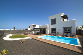 Superb Playa Blanca Villa - Casa Herlanda - 3 Bedrooms - Pool Table - Great Sea Views
